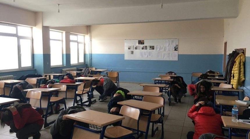 Lisede Deprem Tatbikatı