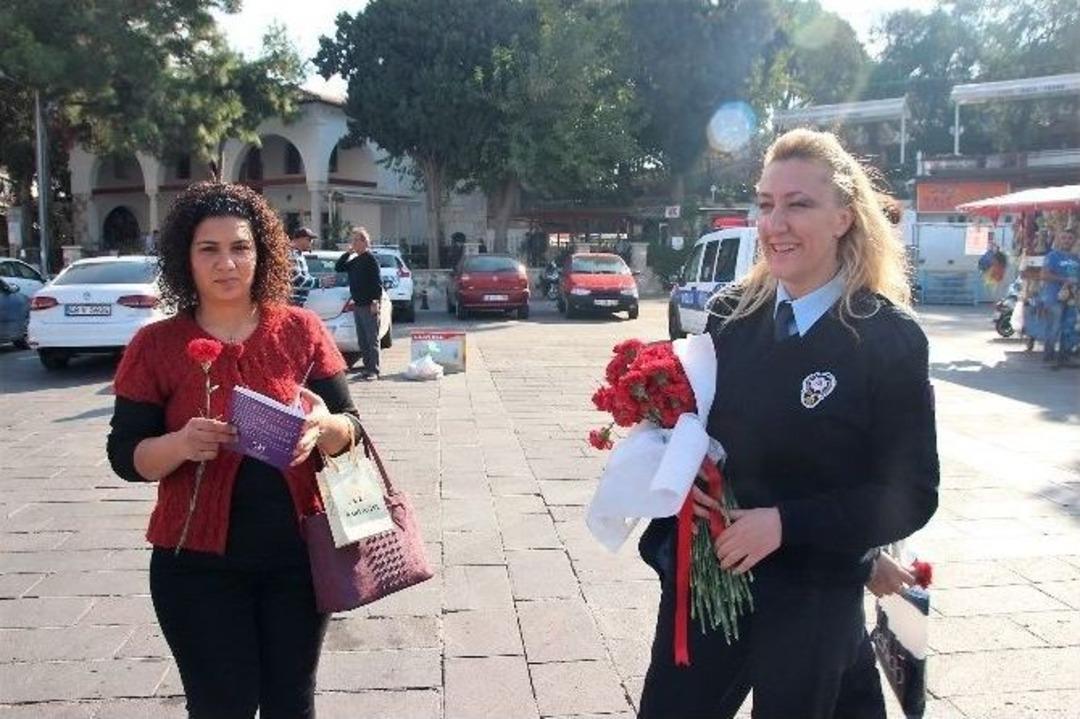 Polisler Kadınlara Karanfil Dağıttı