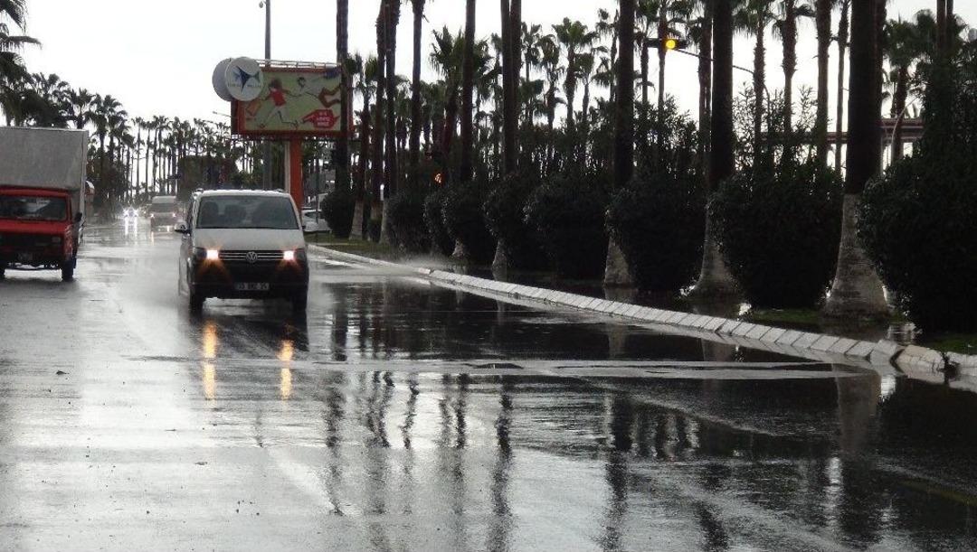 Sağanak Yağmur Mersin&rsquo;de Hayatı Olumsuz Etkiledi