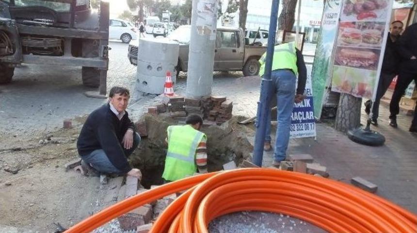 Burhaniye&rsquo;de Hat &Ccedil;alışması Caddeleri K&ouml;stebek Yuvasına &Ccedil;evirdi