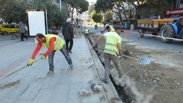 Burhaniye’de Hat Çalışması Caddeleri Köstebek Yuvasına Çevirdi