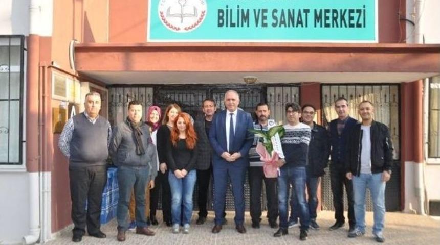 Eğitimci Başkandan &Ouml;ğretmenlere &Ccedil;i&ccedil;ekli Kutlama