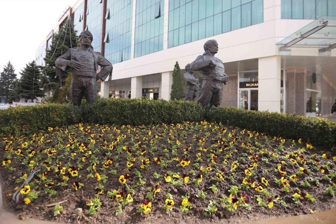 Yenimahalle&rsquo;de Mevsimlik &Ccedil;i&ccedil;ekler Yerini Aldı