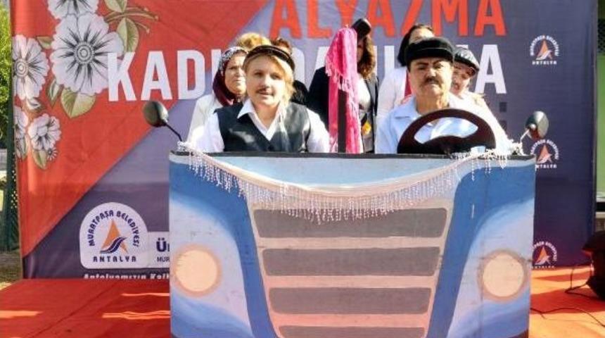 Kadınlar Erkek Tacizini Sahneledi