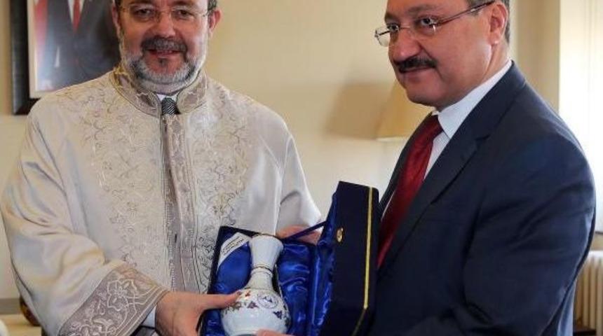 Diyanet İşleri Başkanı G&ouml;rmez, Sabah Namazı Kıldırdı: Allah'a Sığının (3)