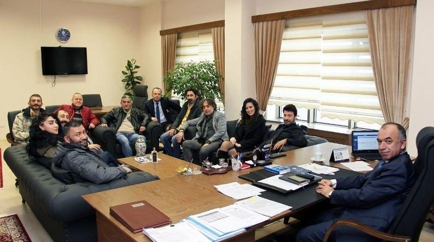 D&uuml;zensiz D&uuml;zenbazlar Film Y&ouml;netmeni Ve Oyunculardan &Uuml;niversiteye Ziyaret