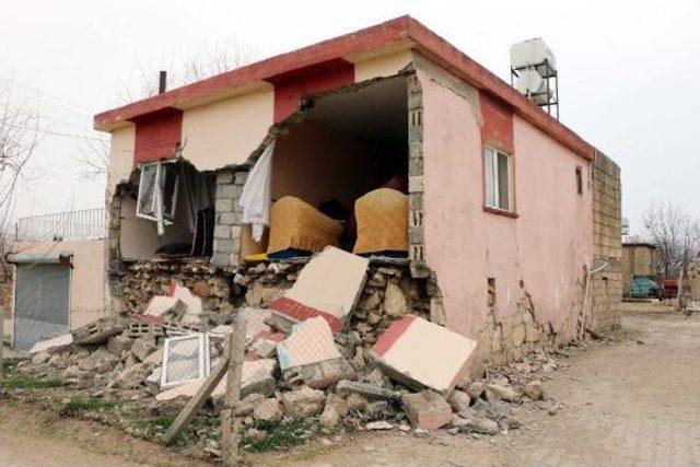 Gece Artçılarla Sarsılan Samsat'ta, Deprem Korkusu Sürüyor