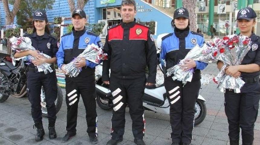 Fethiye&rsquo;de Toplum Destekli Polislerden Kadınlara Karanfil