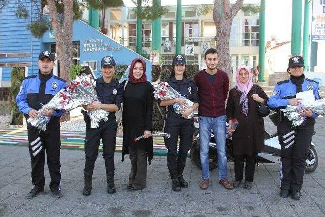 Fethiye’de Toplum Destekli Polislerden Kadınlara Karanfil