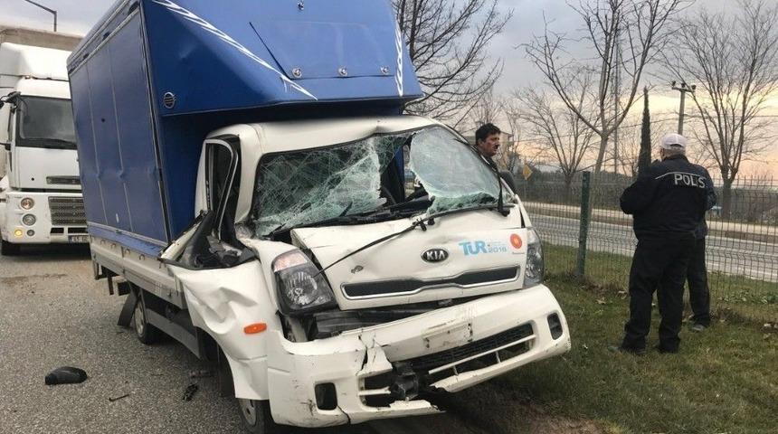 Bursa&rsquo;da Feci Kaza...kamyonet İki Tır&rsquo;ın Arasına Sıkıştı