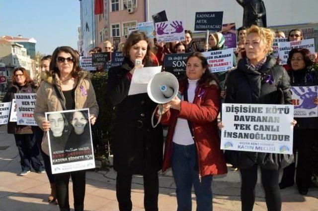 Kadına Karşı Şiddeti, Ağızlarını Bantlayarak Protesto Ettiler