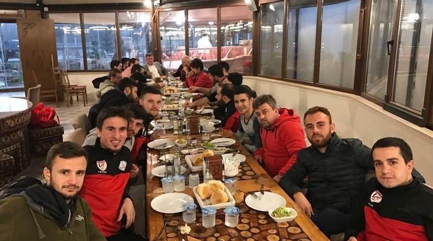 Başkan Duymuş Vezirhanspor&rsquo;un Y&ouml;netici Ve Futbolcularını Ağırladı