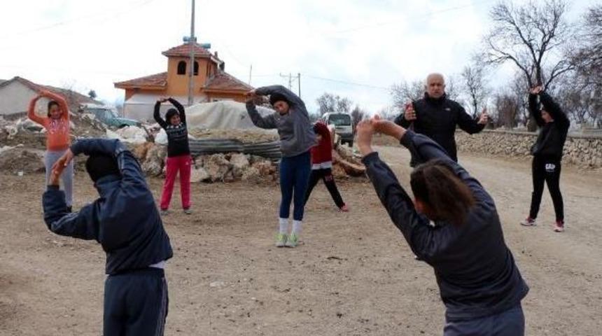 Şampiyon Sporcu K&ouml;y&uuml;ndeki &Ccedil;ocukları Eğitiyor