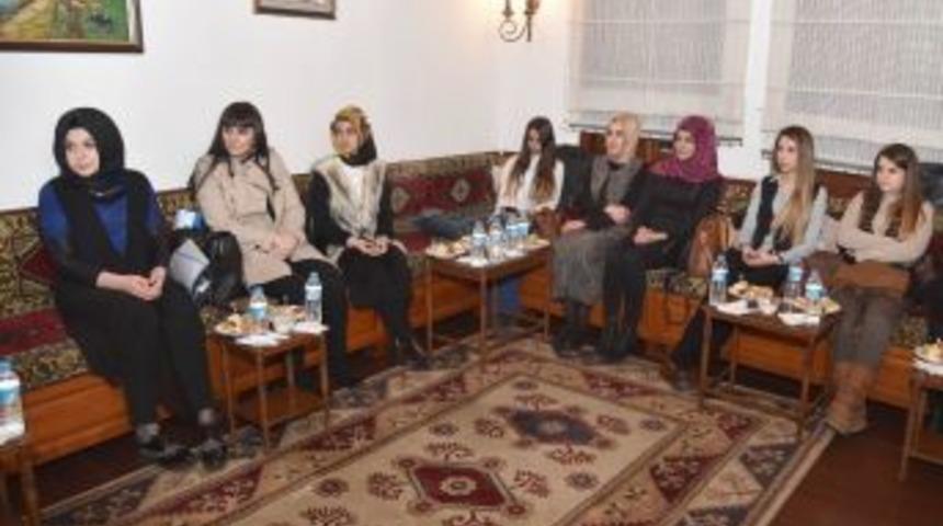 Hamam&ouml;n&uuml; S&ouml;yleşileri Dolu Dolu Ge&ccedil;iyor