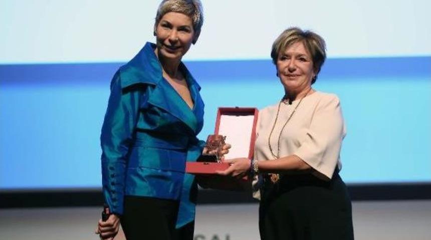 Tescilli Markalar Derneği&rsquo;Nden Leyla Alaton&rsquo;A "2016 Yılı &Ouml;zel Onur &Ouml;d&uuml;l&uuml;"