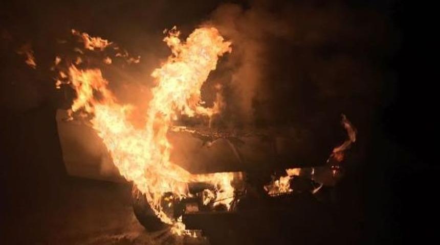 Yerel Gazete Sahibinin Otomobilinin Kundaklanması Kamerada