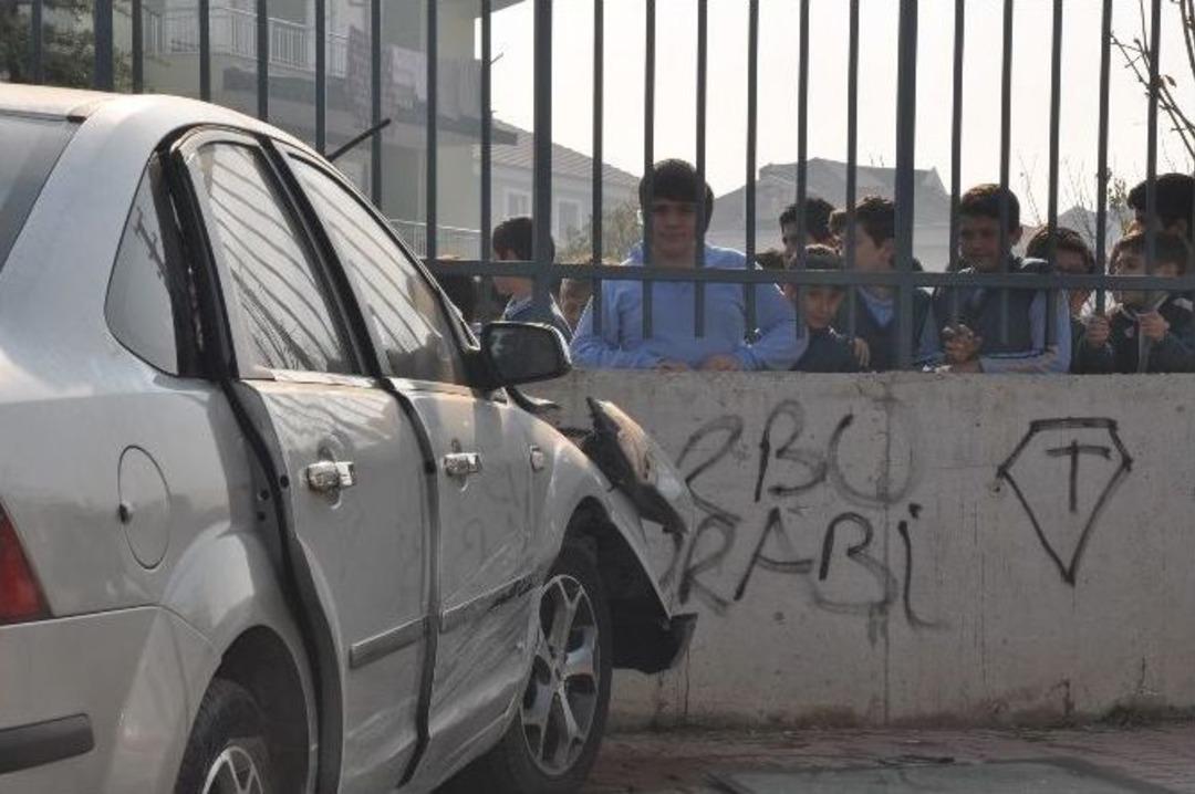 Okul &Ouml;n&uuml;nde Kaza Dehşeti: 3 Yaralı