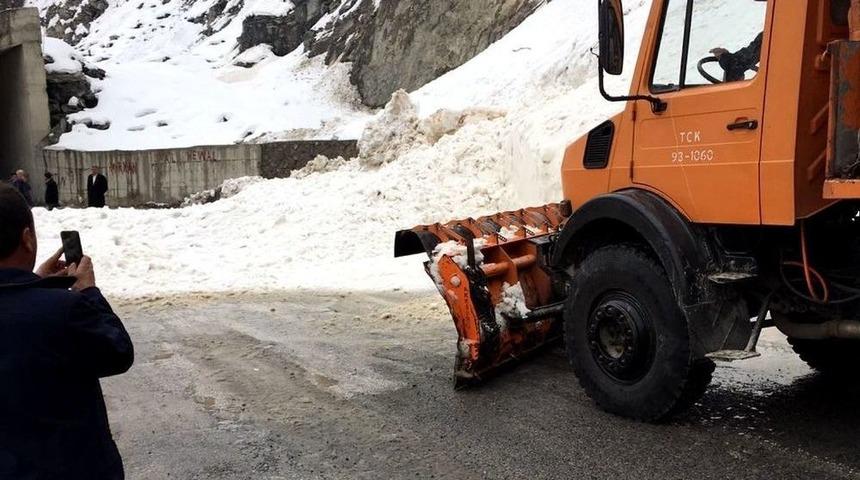 Hakkari-van Karayoluna &Ccedil;ığ D&uuml;şt&uuml;