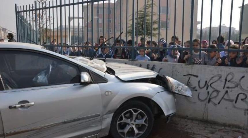 Okul Duvarına &Ccedil;arpan Otomobil &Ouml;ğrencileri Korkuttu