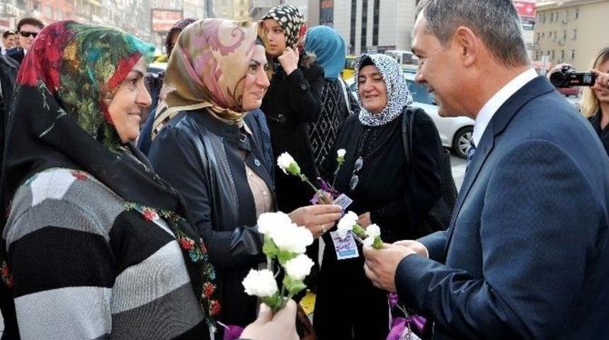 Başkan Uysal, Kadına Şiddete Karşı &Ccedil;ıktı