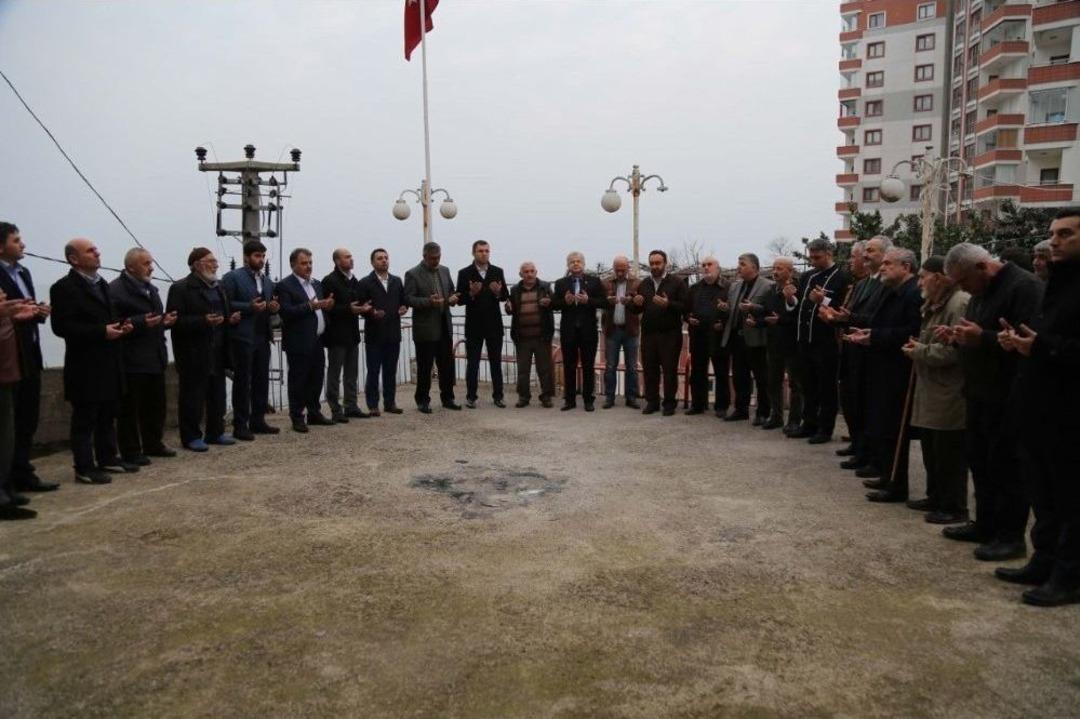 Rize Belediye Başkanı Prof. Dr. Reşat Kasap, Bereket Dua&rsquo;sını Bu Hafta Alipaşa Mahallesinde Vatandaşlarla Sabah Namazında Bir Araya Gelerek S&uuml;rd&uuml;rd&uuml;