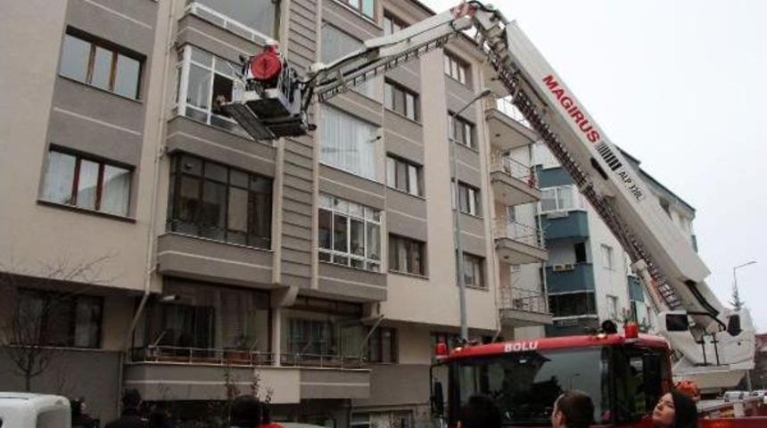 Sevgilisinin D&ouml;v&uuml;p Eve Kilitlediği Hamile Kadın Itfaiye Merdiveniyle Kurtarıldı