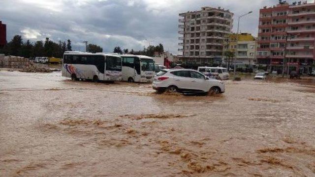 Mersin'de Şiddetli Yağış Nedeniyle Okullar Tatil Edildi (2)