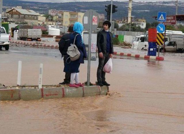 Mersin'de Şiddetli Yağış Nedeniyle Okullar Tatil Edildi (2)