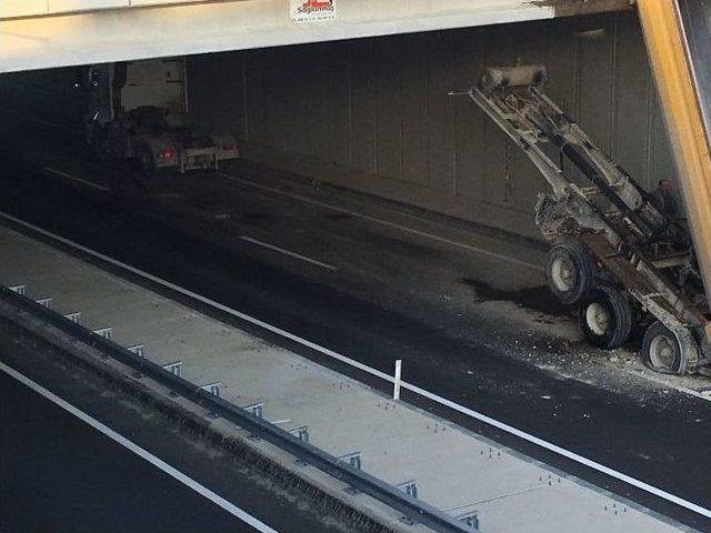 Dorseyi Açık Unuttu, Üst Geçide Takıldı