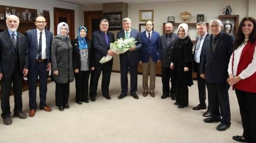 Başkan Karaosmanoğlu: "&ouml;ğretmenlerimizin Hakkı Bir G&uuml;nle &Ouml;denmez&rsquo;&rsquo;