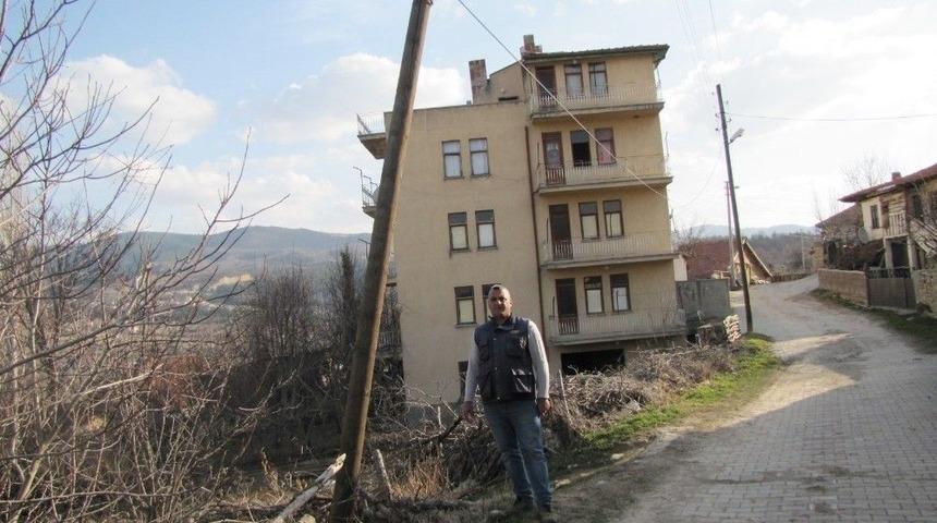 Hisarcık’ta Yatık Telefon Direkleri Ve Sarkan Kablolar Tehlike Saçıyor