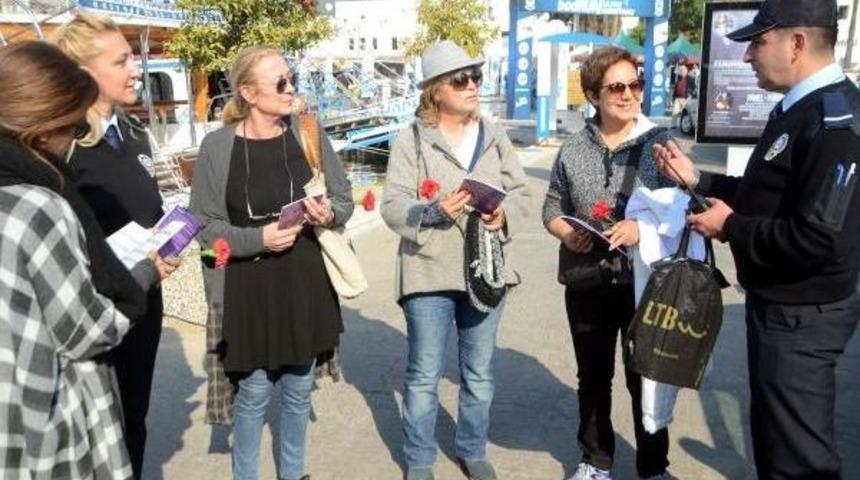 Bodrum'da Polis Şiddete Karşı Bilgilendirme Kitap&ccedil;ığı Dağıttı