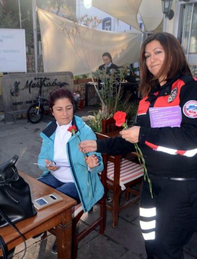 Bodrum'da Polis Şiddete Karşı Bilgilendirme Kitapçığı Dağıttı