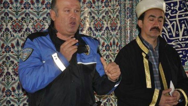 Cuma Namazı Öncesi Polisten Cemaate 'dolandırıcılık' Uyarısı