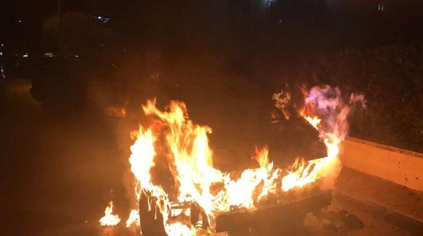 Otomobili Kundaklarken Kendi De Yandı