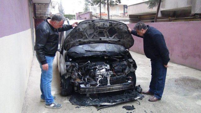 Otomobili Kundaklarken Kendi De Yandı