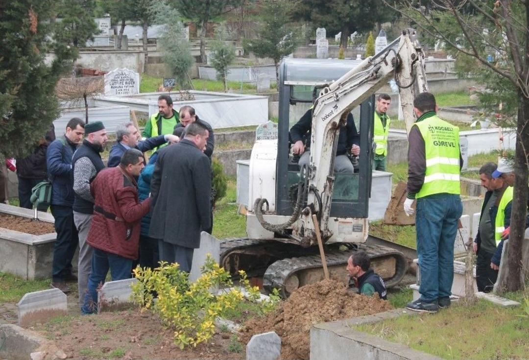 Depremde Kaybolan Kız İ&ccedil;in 28 Mezar A&ccedil;ıldı