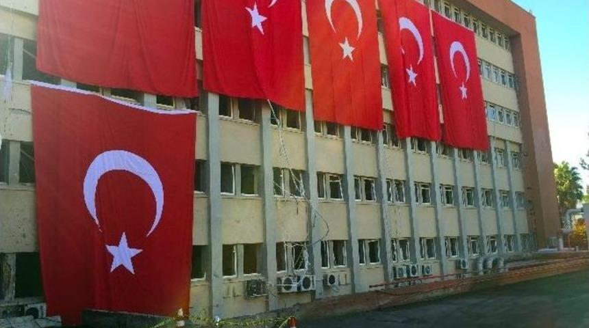 Adana Valiliği Bayraklarla Donatıldı