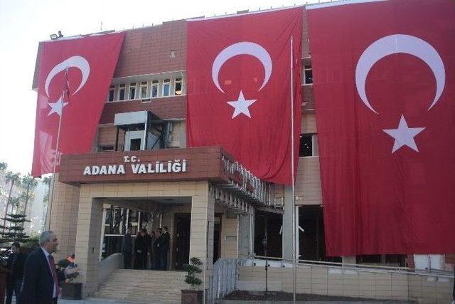 Adana Valiliği Bayraklarla Donatıldı