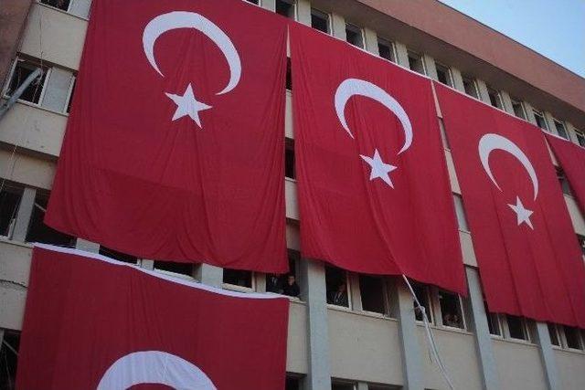 Adana Valiliği Bayraklarla Donatıldı