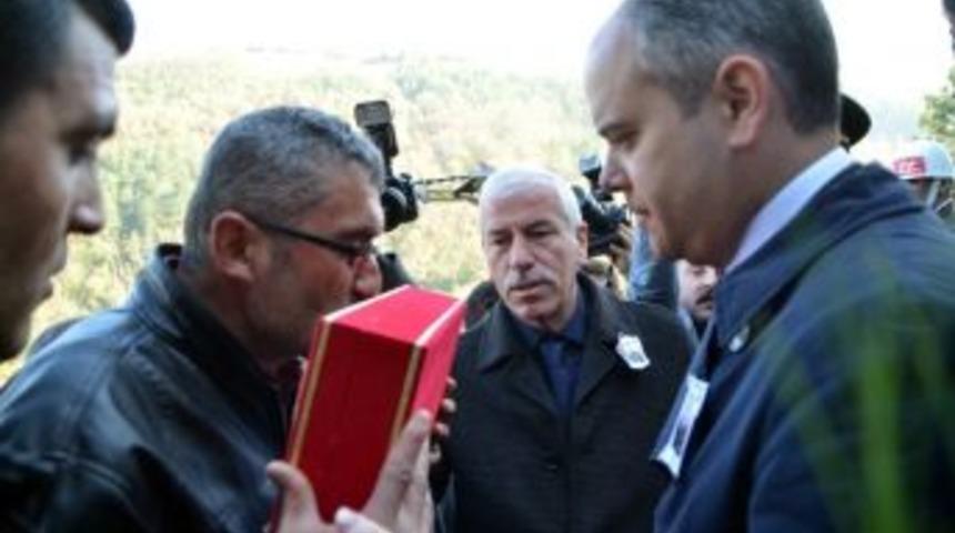 Bakan Kılı&ccedil;, Şehidin Tabutuna Sarılan Bayrağı Babasına Teslim Etti