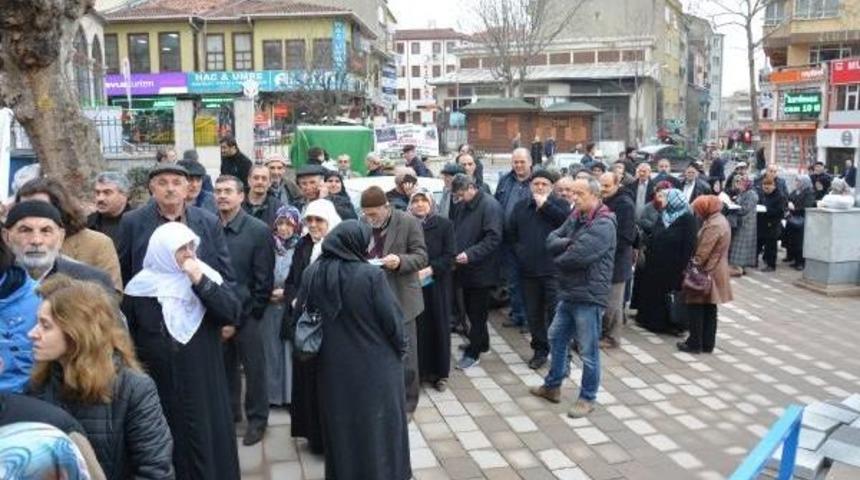 Sistem Arızası Y&uuml;z&uuml;nden Hacı Adayları Kuyrukta Bekledi