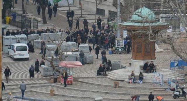 Sistem Arızası Yüzünden Hacı Adayları Kuyrukta Bekledi