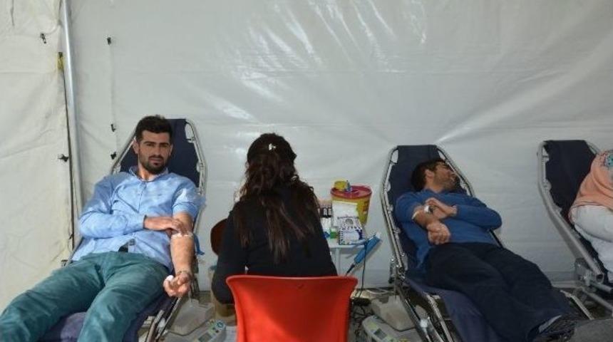 Sağlık Y&uuml;ksekokulu &Ouml;ğrencileri Kan Bağışında Bulundu