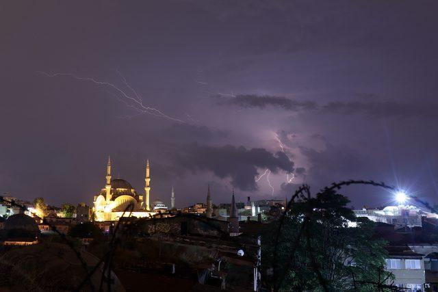 İstanbul'da şimşekli gece