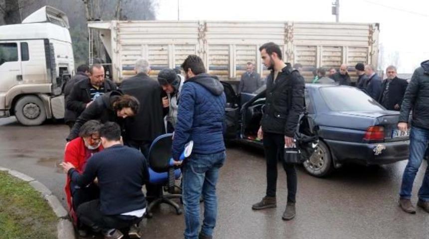 Trafik Işığı Çalışmayan Kavşakta Kaza: 3 Yaralı