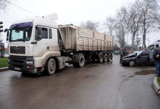 Trafik Işığı Çalışmayan Kavşakta Kaza: 3 Yaralı