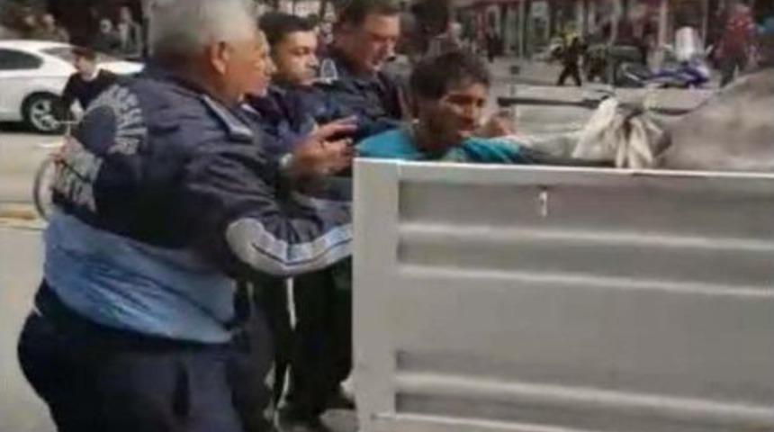 Suriyeli Gen&ccedil;, Atık Toplama Aracına El Konulunca Ağladı