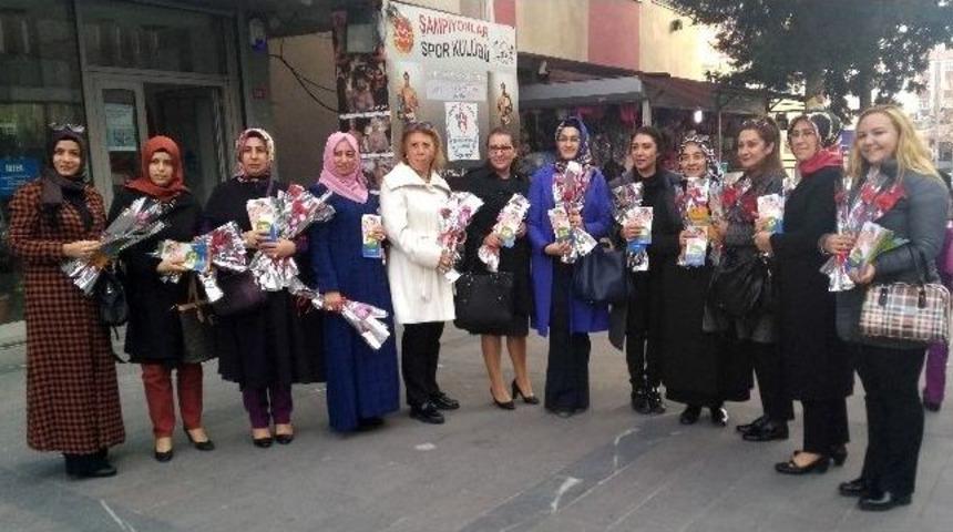 K&uuml;&ccedil;&uuml;k&ccedil;ekmece Belediyesi, Kadına Karşı Şiddetle M&uuml;cadele G&uuml;n&uuml;nde Kadınlara Karanfil Dağıttı