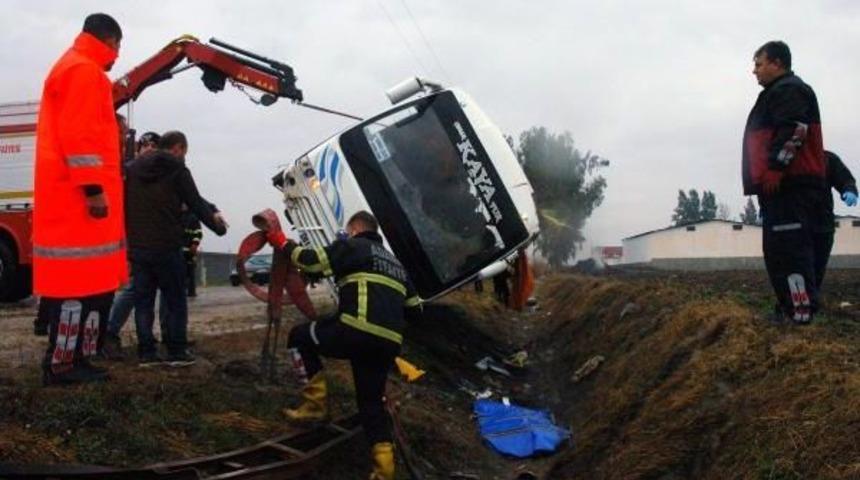 Adana'da Servis Minib&uuml;s&uuml; Takla Attı: 1 &Ouml;l&uuml;, 20 Yaralı